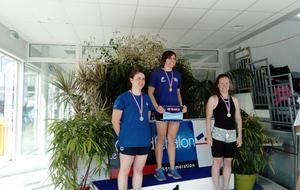5d26e094426d9_PETITpodiumviolene800NL.jpg